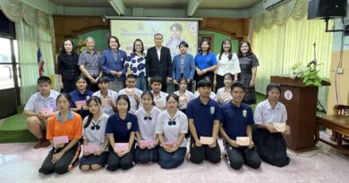 นักเรียน รับมอบทุนการศึกษาจากคุณธิตินันท์  อาจหาญ