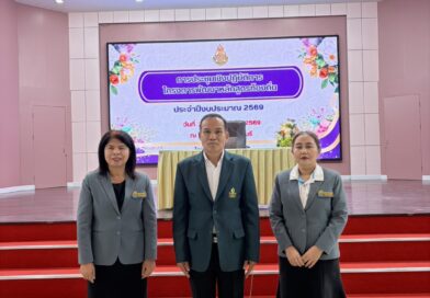 ผอ.บุญชอบและคณะครู ร่วมประชุมเชิงปฏิบัติการโครงการหลักสูตรท้องถิ่น ผอ.บุญชอบและคณะครู ร่วมประชุมเชิงปฏิบัติการโครงการหลักสูตรท้องถิ่น